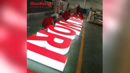 Caja de luz LED usada al aire libre con letras para publicidad